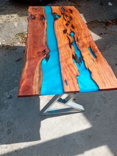 Mesa de Madeira e resina epoxy (Rivertable)