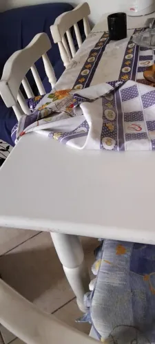 Mesa branca em madeira com 6 cadeiras removíveis 