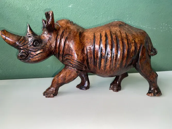 Magnífica escultura Rinoceronte em madeira, peça rara