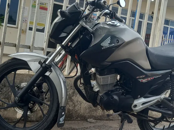 Fan esdi 2015/2015 cor prata  placa Mercosul td certo eu nome, moto não paga mais IPVA  