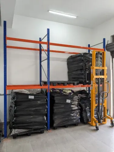 Estante de metal para armazenamento