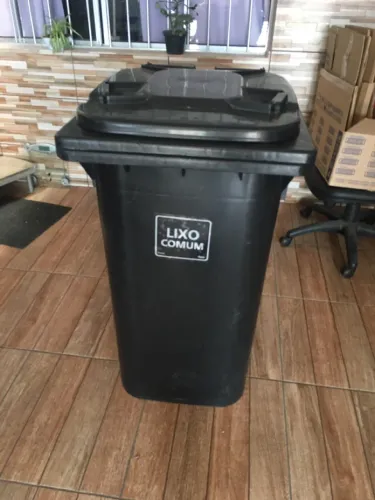 1 caixas coletoras Plástica c/ Rodas - 120l - Leia o anúncio 