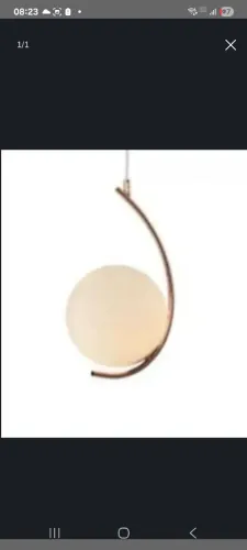 Pendente dourado com vidro leitoso