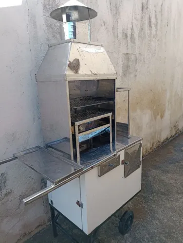 VENDO CARRINHO CHURRASQUINHO COMPLETO, USADO POIS ESTÁ EM BOM ESTADO.