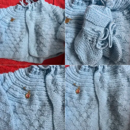 Casaquinho de tricô com meias azul bebê
