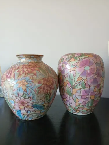 CONJUNTO DE VASOS FLORIDOS DE PORCELANA