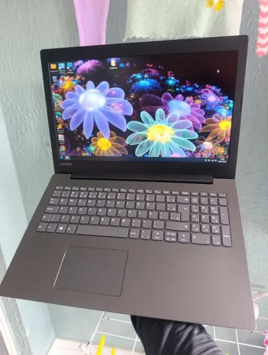 Notebook Lenovo bom para estudos com tela de 15.6 polegadas, HD de 500 gigas, 4 Gb de RAM