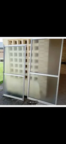 Porta de vidro com esquadria em alumínio