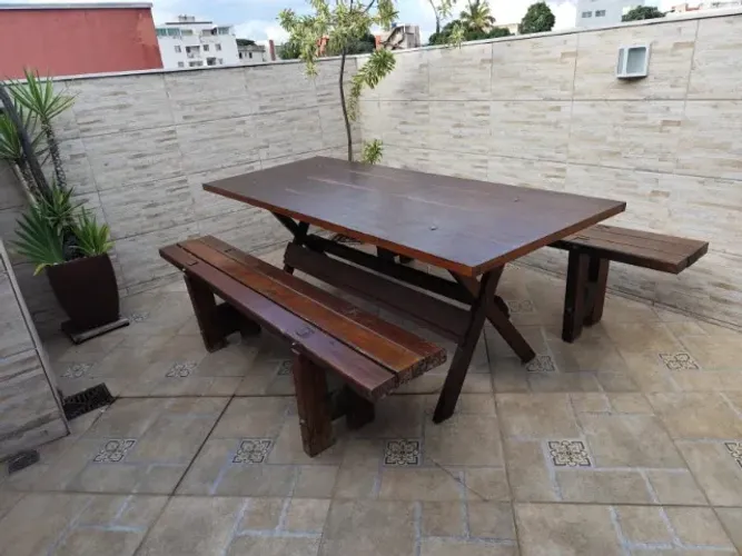 Mesa com bancos rusticos para área gourmet