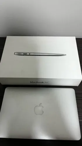 Macbook Air I5, com 8 GB Ram e 256 GB SSD, tela 11 polegadas, com carregador orginal apple
