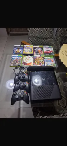 Xbox 360 super slim com 3 controles e 7 jogos originais