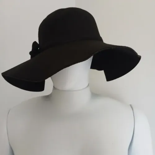 Chapéu de feltro preto tipo Floppy