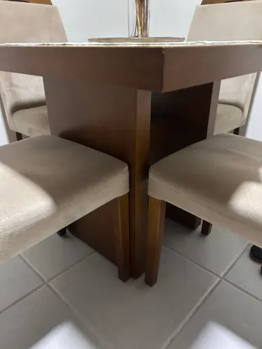 Conjunto de mesa e 4 cadeiras