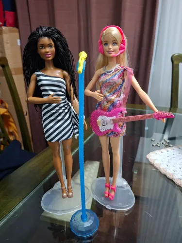Kit 2 Bonecas Barbie Cantoras (Malibu e Brooklyn) - Com Som e Luz Funcionando!