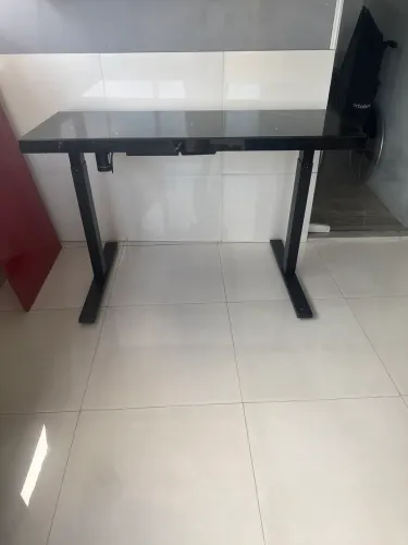 Mesa para escritório com elevação automática 