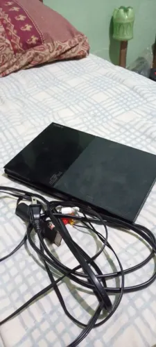 Playstation 2 usado, com cabos novos e uma manete. 