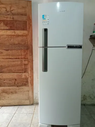 Vende-se Uma Geladeira