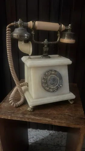 telefone histórico de granito com discagem funcionando