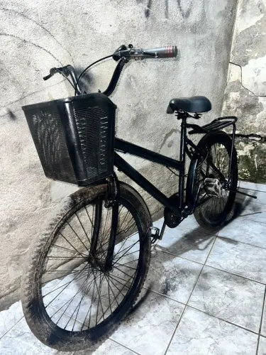 Bicicleta com cestinha e bagageiro