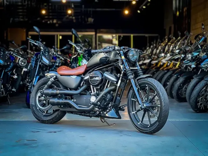 HARLEY-DAVIDSON IRON 883N BOBBER