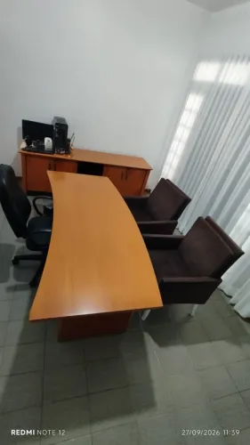 Conjunto de Móveis para Escritório - Mesa Executiva, Balcão e Cadeiras
