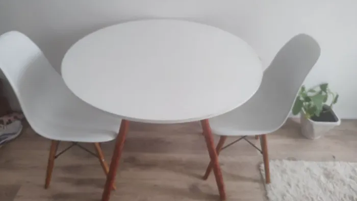 Mesa com 2 cadeiras