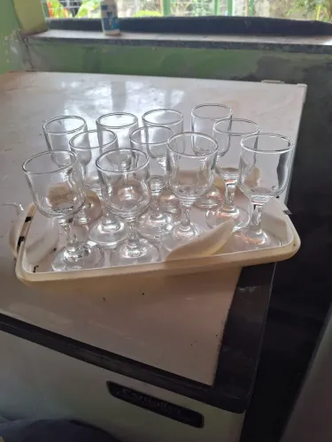 Kit com 11 mini taças de vidro