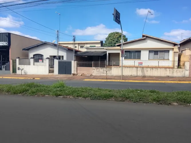 3 casas a venda totalizando um terreno de 550 metros