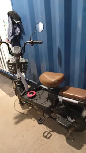 Bicicleta elétrica usada a venda