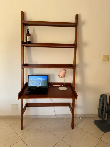 Mesa de computador Tok&Stok em madeira, com 3 anos de uso
