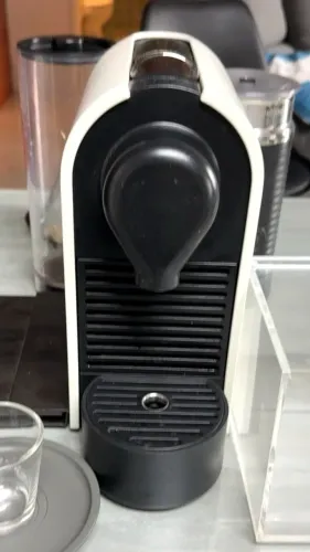 Cafeteira Nespresso UMilk com Aeroccino, 2 xícaras com pires e porta cápsulas.