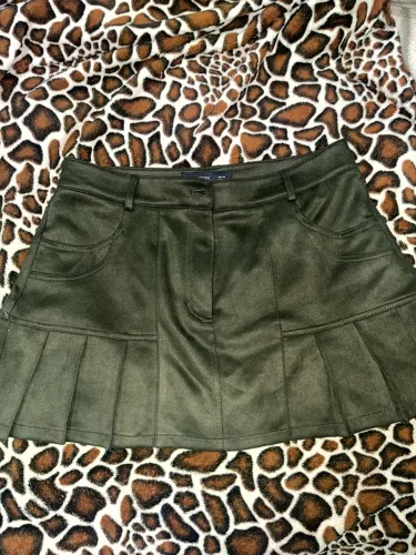 Short saia em Suede com Plissado na Barra