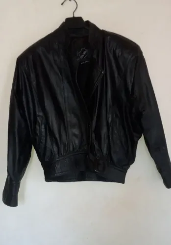 Vendo essa jaqueta importada feminina tam: M couro legitimo .