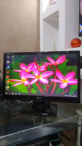 Monitor LG de LED 20 polegadas com adaptador HDMI. Parcelo cartão