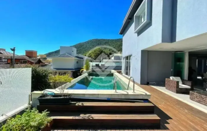 AK-Casa moderna com ambientes integrados, piscina com vista privilegiada para a natureza.
