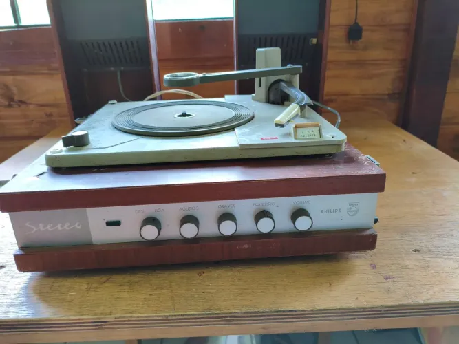 Vitrola toca disco valvulado Philips NG1131