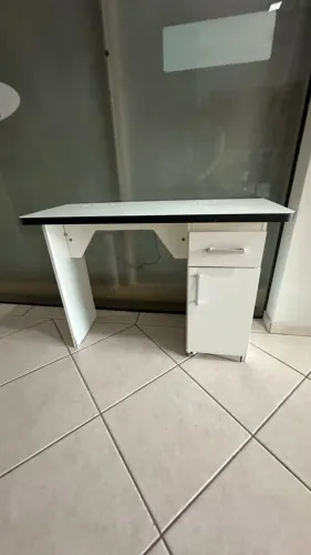 Mesa de manicure usada 