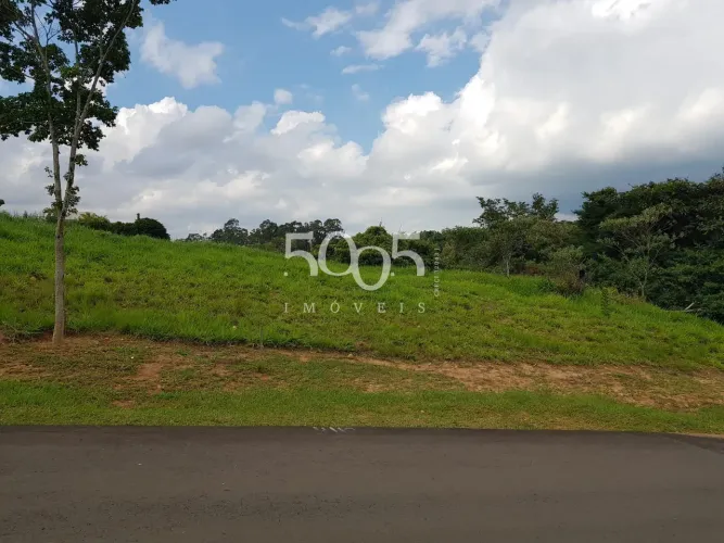 Terreno com leve aclive em uma ótima localização, ao lado da área verde, à venda no condom
