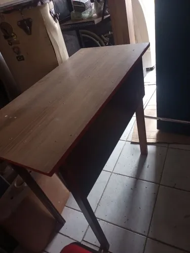 Mesa com com gaveta.