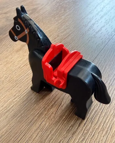 Lego® Cavalo Preto / Dark Horse + Sela vermelha (1984)