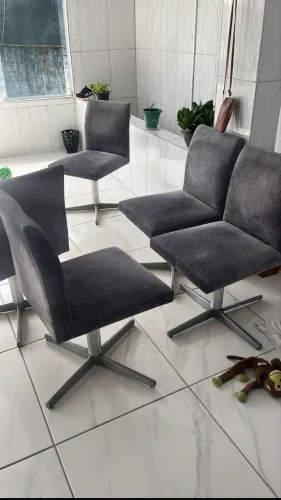 Conjunto 4 cadeias giratórias estofadas e pés de aço