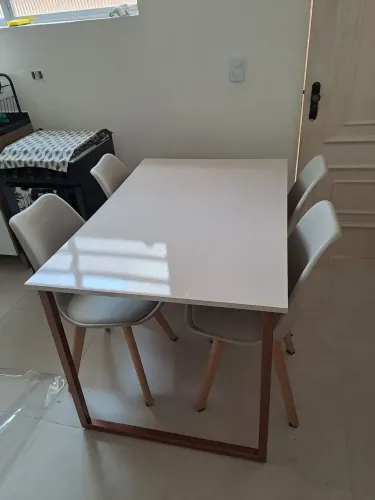 MESA ESTILO INDUSTRIAL COM 4 CADEIRAS