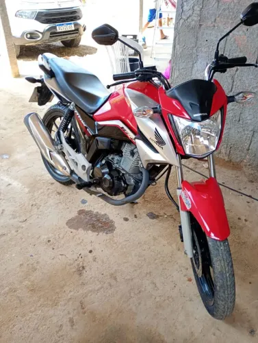 Moto conservada sem detalhes