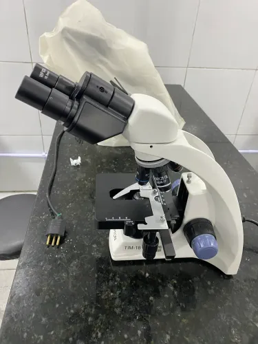 Microscópio óptico