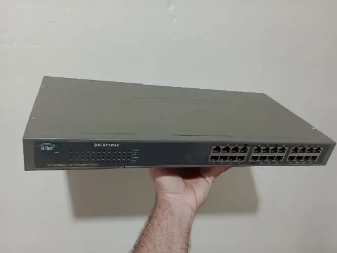 Switch 24 Portas 10/100 Mbps D-Net