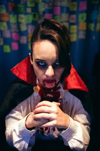 Maquiagem artística para halloween e festas temáticas.