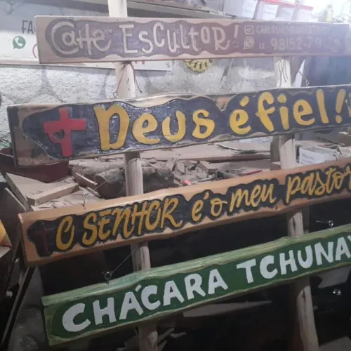 Placa entalhada na madeira 