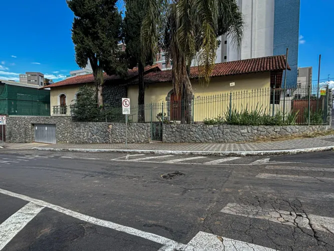 Casa comercial com 300 m² e diversos ambientes para locação