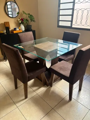 Mesa tampo de vidro com 4 cadeiras estofadas