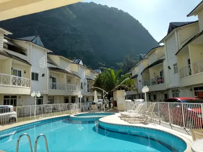 CASA NO CONDOMÍNIO CASAS VOGUE, 4 QUARTOS, VARGEM PEQUENA.